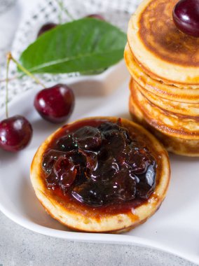 Kiraz reçeli ve taze cher ile ev yapımı Amerikan krep servis