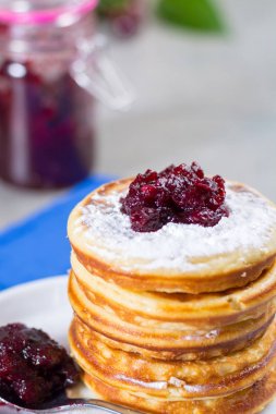 Mavi kırmızı Kızılcık Reçeli ile ev yapımı Amerikan krep servis