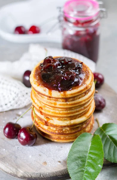 Kiraz reçeli ve taze cher ile ev yapımı Amerikan krep servis