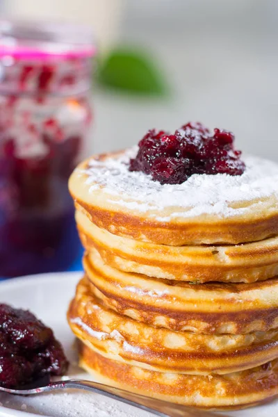 Mavi kırmızı Kızılcık Reçeli ile ev yapımı Amerikan krep servis