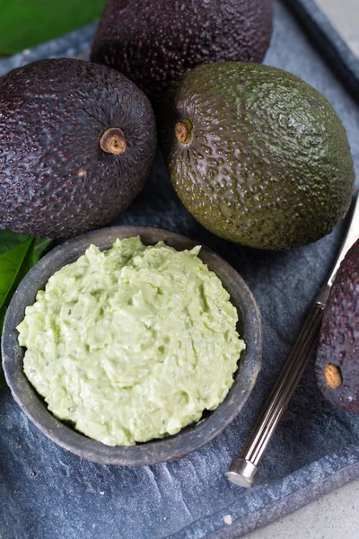 Hausgemachte frische Avocadocreme, fertig zum Essen, leckeres gesundes Essen — Stockfoto