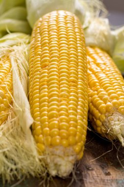 Rustik ahşap masa, tatlı taze Mısır