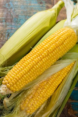 Rustik ahşap masa, tatlı taze Mısır