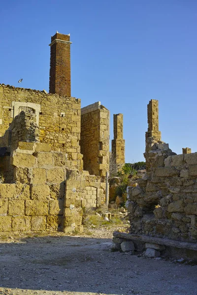 Развалины фабрики (Tonnara di Avola), Авола, Сицилия (Италия) ) — стоковое фото