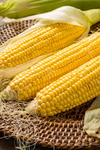 Rustik ahşap masa, tatlı taze Mısır