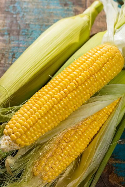 Rustik ahşap masa, tatlı taze Mısır