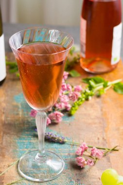 Soğuk yaz şarap, c terasında güzel cam servis gül