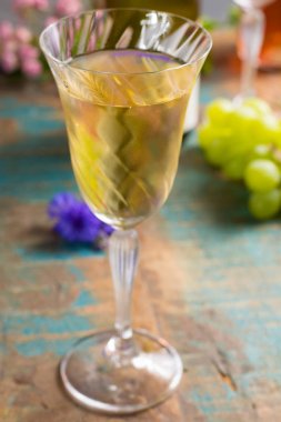 Soğuk Yaz beyaz şarap, hizmet içinde terasında güzel cam 