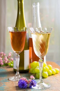 Soğuk Yaz şaraplar, beyaz ve gül, güzel gözlük o da görev yaptı.