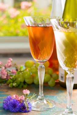 Soğuk Yaz şaraplar, beyaz ve gül, güzel gözlük o da görev yaptı.