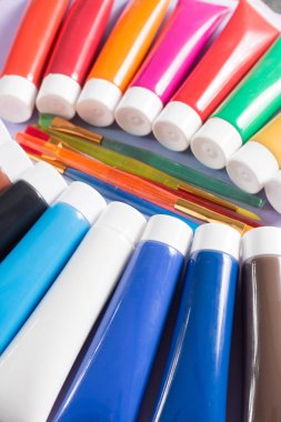 Beş renkli fırça ile ayarla tüpleri çeşitli renklerde Akrilik boyalar