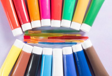 Beş renkli fırça ile ayarla tüpleri çeşitli renklerde Akrilik boyalar