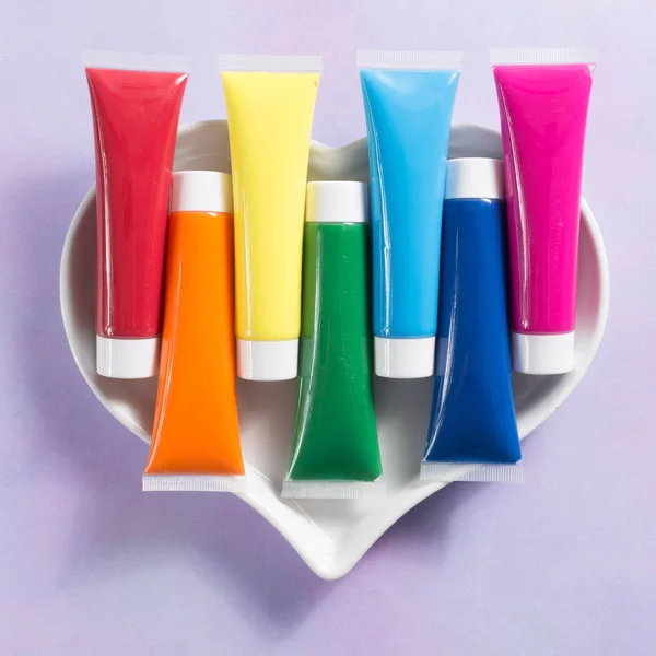 Corazón colores arco iris - pinturas acrílicas multicolores tubos conjunto — Foto de Stock