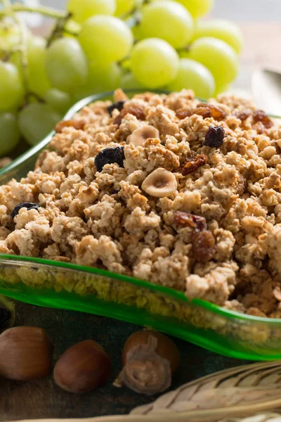 Desayuno saludable de granola muesli con uva, nueces y espigas de trigo — Foto de Stock