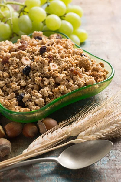 Desayuno saludable de granola muesli con uva, nueces y espigas de trigo — Foto de Stock