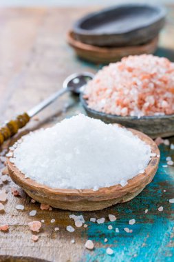 Farklı taş doğal tuz ahşap yüzeyde kase. Beyaz deniz tuzu, Himalaya tuz pembe