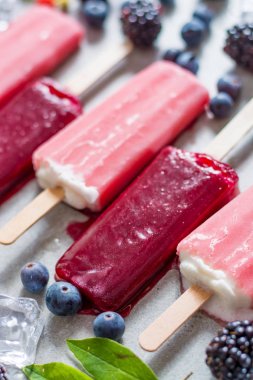 Taze yaz yaban yaban mersini ve brambleberry, çilek ve ev yapımı dondurma popsicles.