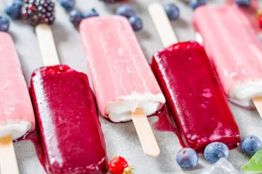 Taze yaz yaban yaban mersini ve brambleberry, çilek ve ev yapımı dondurma popsicles.