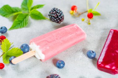 Taze yaz yaban mersini ve böğürtlen, çilek ve ev yapımı yoğurt dondurma popsicles.