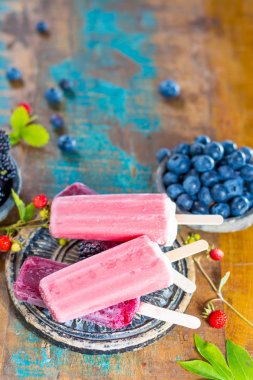 Taze yaz yaban yaban mersini ve brambleberry, çilek ve ev yapımı sorbe dondurma popsicles.