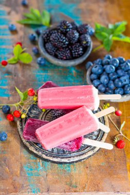 Taze yaz yaban yaban mersini ve brambleberry, çilek ve ev yapımı sorbe dondurma popsicles.