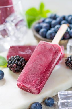 Taze yaz yaban yaban mersini ve brambleberry, ev yapımı sorbe dondurma popsicles.