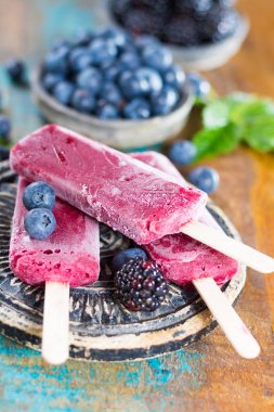 Taze yaz yaban yaban mersini ve brambleberry, ev yapımı sorbe dondurma popsicles.