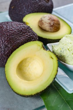 Avokado cilt ve Saç Bakımı ev spa, olgun avokado ve ev yapımı taze avokado maskesi, doğa laboratuvar ile kase