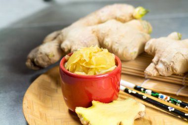 Lezzetli taze salamura sushi ginger, yemek hazır Asya gıda kavramı kırmızı kase