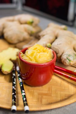 Lezzetli taze salamura sushi ginger, yemek hazır Asya gıda kavramı kırmızı kase