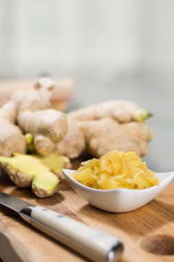 Lezzetli taze salamura sushi ginger, yemek hazır Asya gıda kavramı kırmızı kase