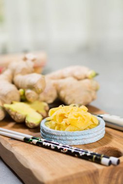 Lezzetli taze salamura sushi ginger, yemek hazır Asya gıda kavramı kırmızı kase