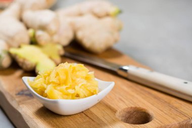 Lezzetli taze salamura sushi ginger, yemek hazır Asya gıda kavramı kırmızı kase