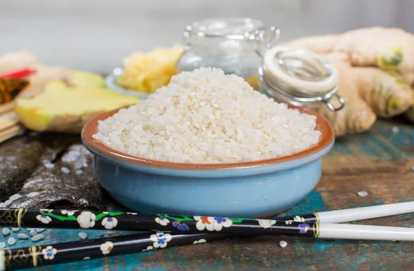 Asya gıda arka plan. Suşi ve rulo hazırlık. Ev geleneksel suşi malzemeler - zencefil, pirinç, vinager suşi yapmak,