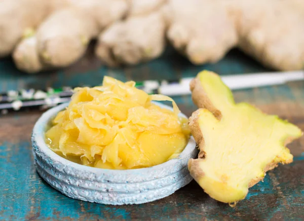 Lezzetli taze salamura sushi ginger, yemek hazır Asya gıda kavramı kırmızı kase