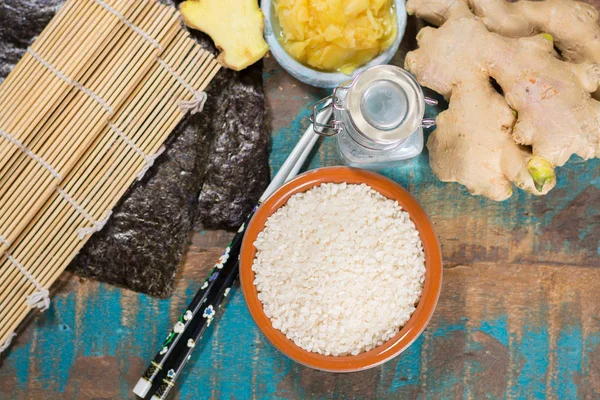 Asya gıda arka plan. Suşi ve rulo hazırlık. Ev geleneksel suşi malzemeler - zencefil, pirinç, vinager suşi yapmak,