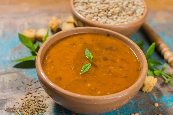 Ev yapımı kırmızı mercimek çorbası nane eski kil kase