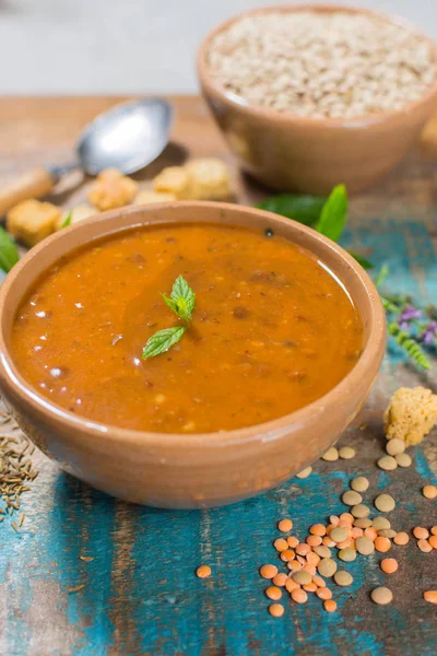 Ev yapımı kırmızı mercimek çorbası nane eski kil kase