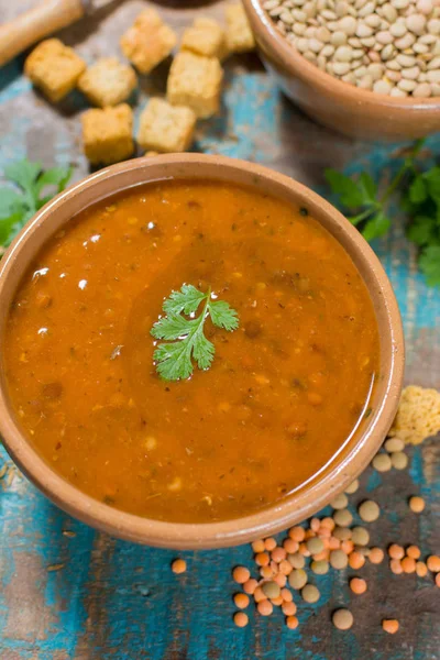 Yeşil kişniş ile eski kil kase ev yapımı kırmızı mercimek çorbası