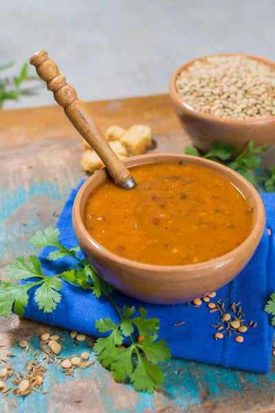 Eski kil kase yeşil kişniş ile ev yapımı kahverengi mercimek çorbası