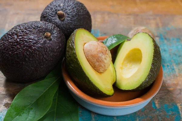 Aguacate Fresco Maduro Con Hojas Sobre Mesa Madera Azul Concepto — Foto de Stock