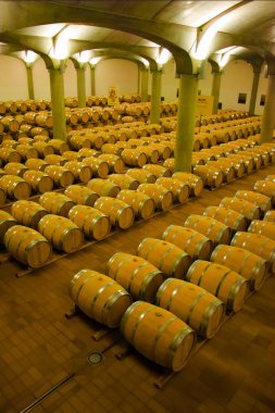 Marsala, Sicilya şarap mahzeninde Şarap fıçıları yığılmış