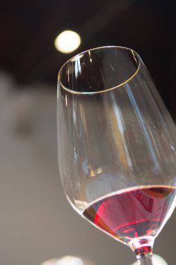 Şarap şaraphane üzerinde tatma bardağı