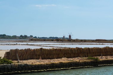 Marsala, Sicilya, İtalya banliyölerinde görülür, deniz saltworks, tuz Rüzgar değirmenleri.