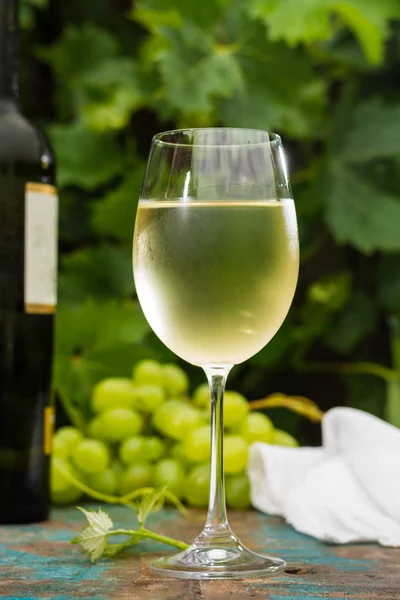 Κρασί μπουκάλι και το κρασί ποτήρι με παγωμένο λευκό κρασί πάγου, εξωτερική βεράντα — Φωτογραφία Αρχείου
