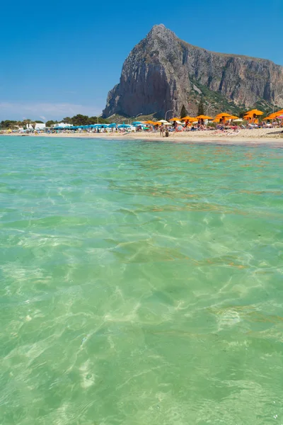 Güzel beyaz kum plaj San Vito lo Capo, Sicilya, İtalya ile şemsiye