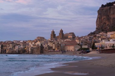 Turistik ve tatil Sicilya, küçük kasaba Cefalu gündoğumu, Sicilya, Güney İtalya, Deniz Manzaralı, inci