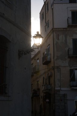 Turistik ve tatil inci Sicilya, küçük kasaba Cefalu gündoğumu, Sicilya, Güney İtalya, sokak görünümü