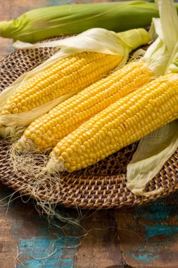 Rustik ahşap masa, tatlı taze Mısır