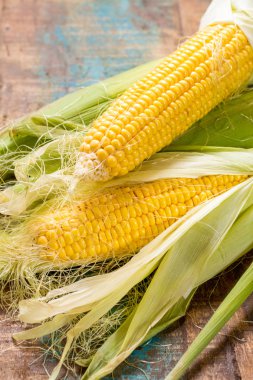 Rustik ahşap masa, tatlı taze Mısır